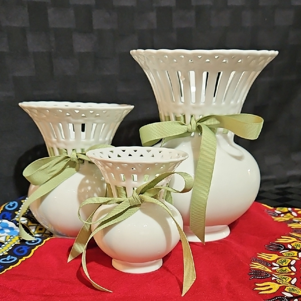 Vintage Two's Company White Porcelain Reticulated Ribbon Vase Set of 3 NIB